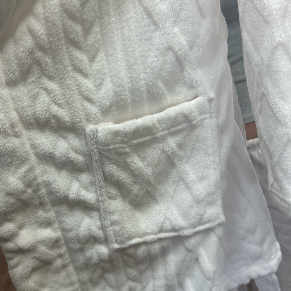 Colsie Soft Cream Hooded Robe - Picture 2 of 5